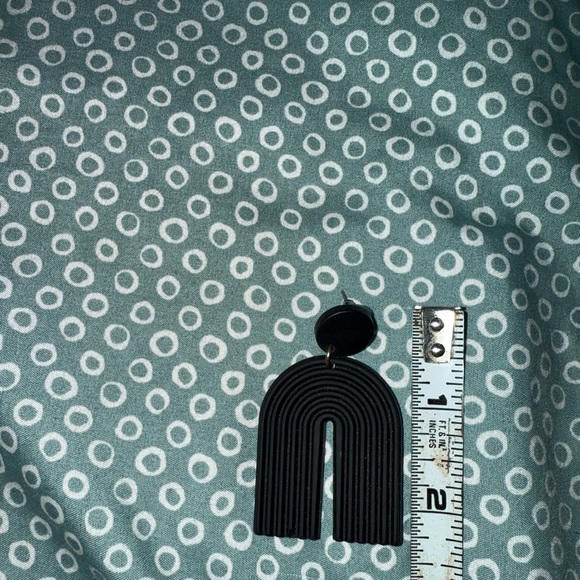 Black earrings - Picture 3 of 3